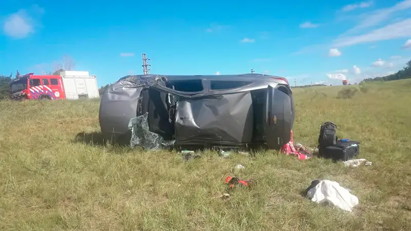 Tremendo vuelco en la Autovía Artigas: un bebé de un año y un chiquito de 4 fueron hospitalizados