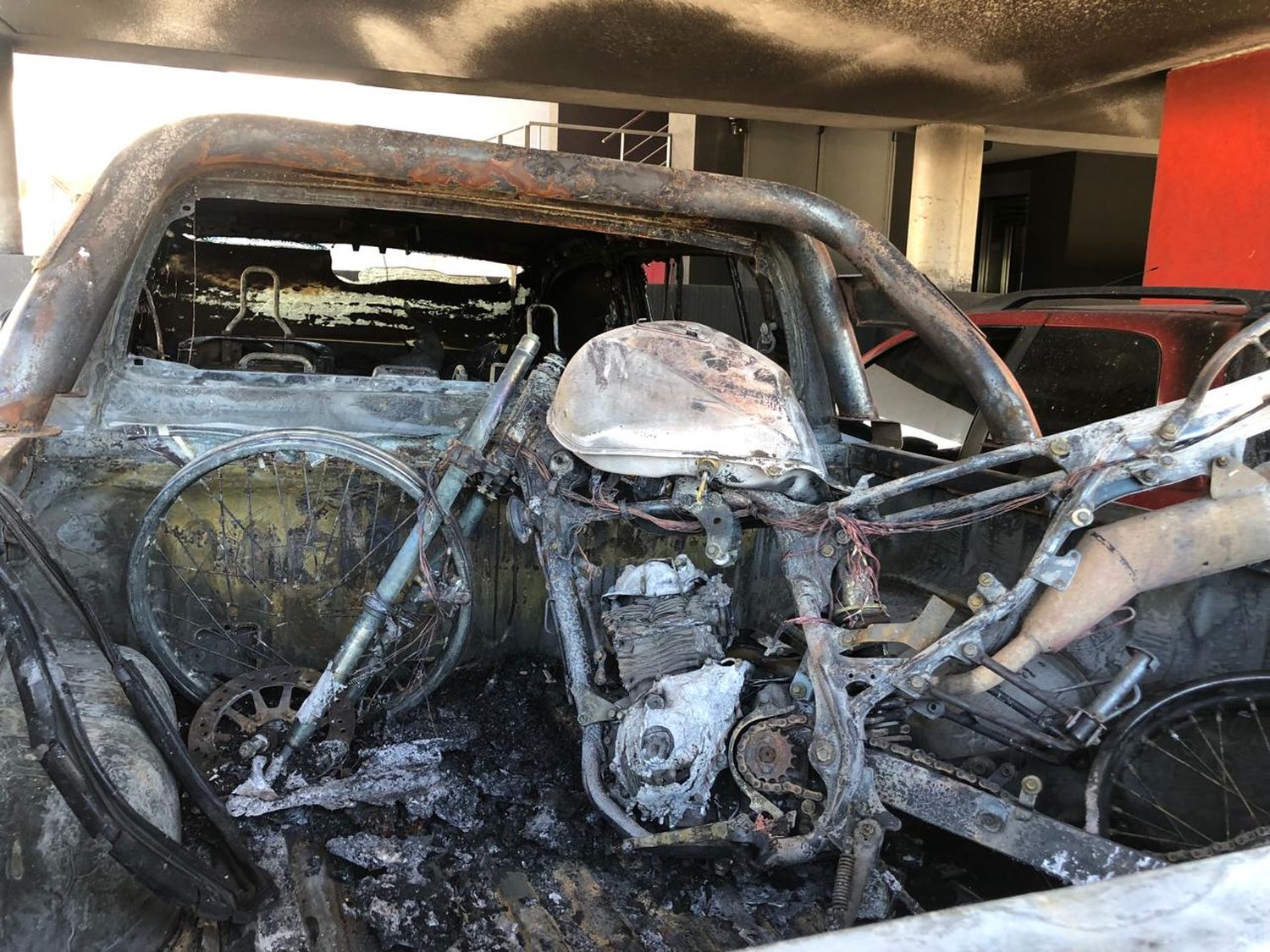 camioneta incendio 4 de abril y pinto 24-04-24 - 1