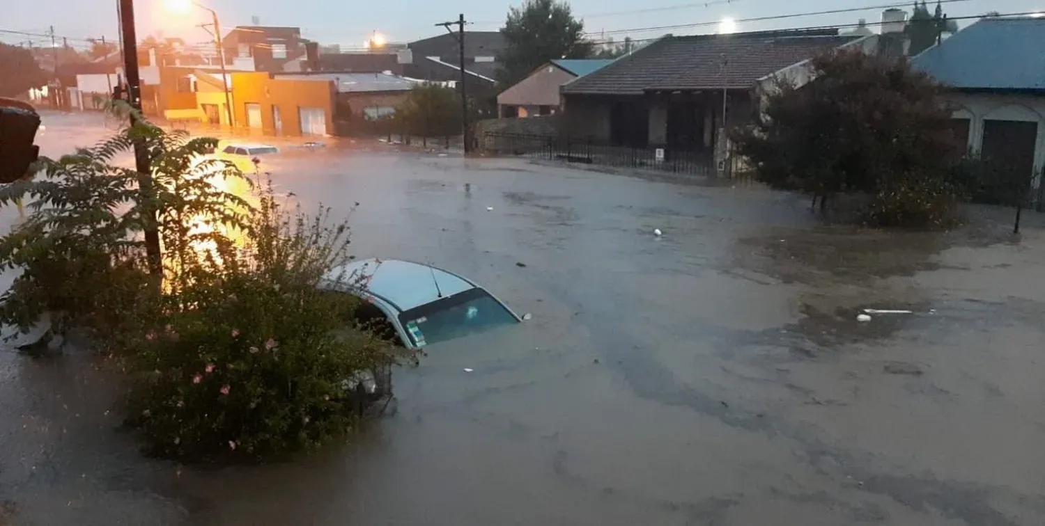 Temporal en Bahía Blanca: familias evacuadas y suspensión de actividades
