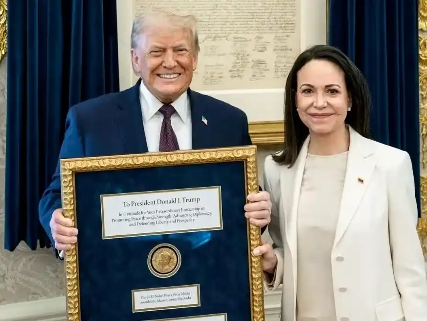 Machado colocó la medalla del Nobel de la Paz en un marco con una dedicatoria dirigida a Trump Créditos: Daniel Torok/Reuters