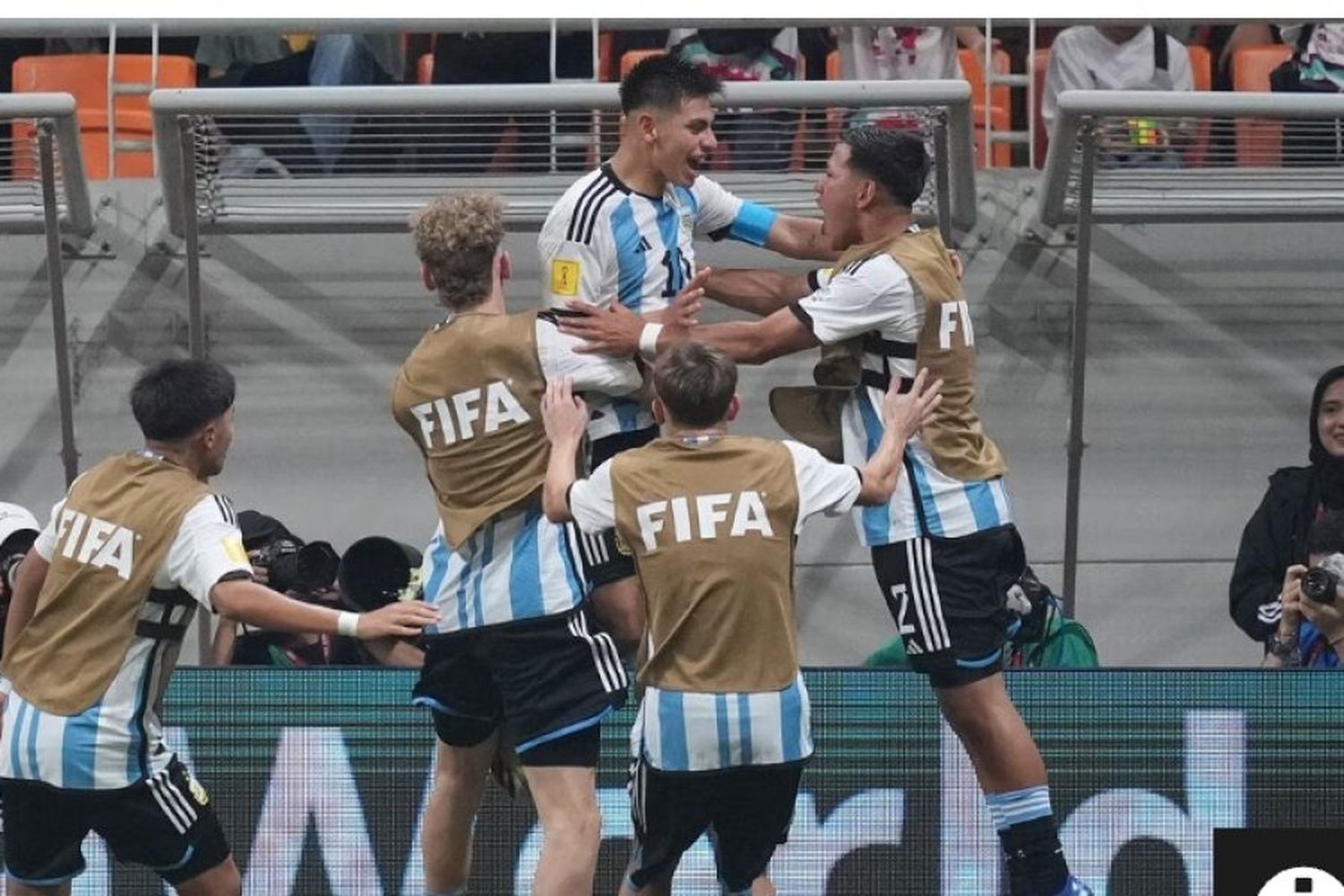 Argentina goleó a Brasil para meterse en semis