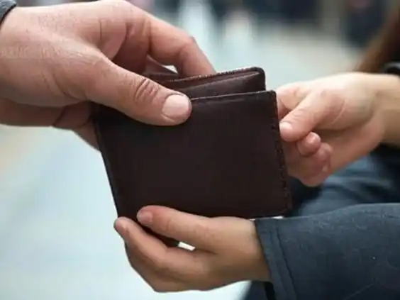 Dos jóvenes que vendían limones en una moto le arrebataron la billetera a una persona.