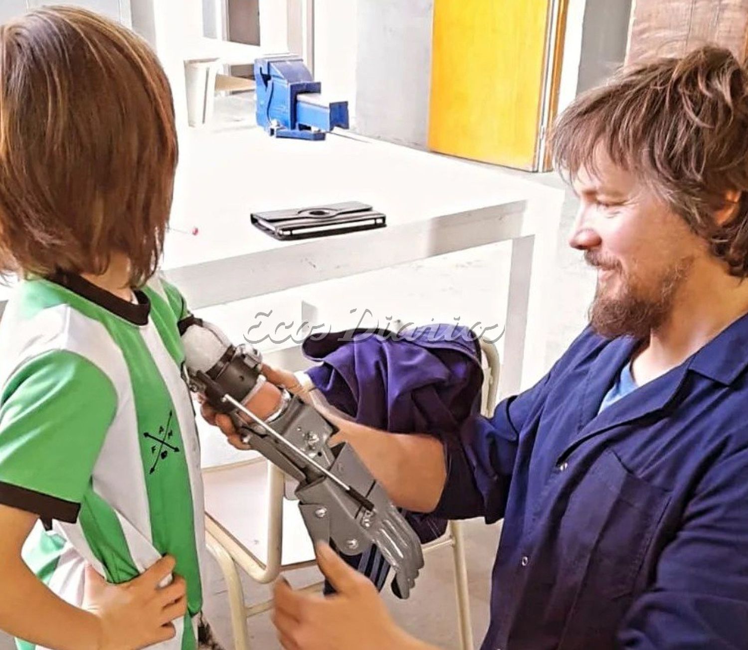 Brazo de entrenamiento. Galetti coloca la prótesis al niño para que pueda tener movilidad en su brazo izquierdo