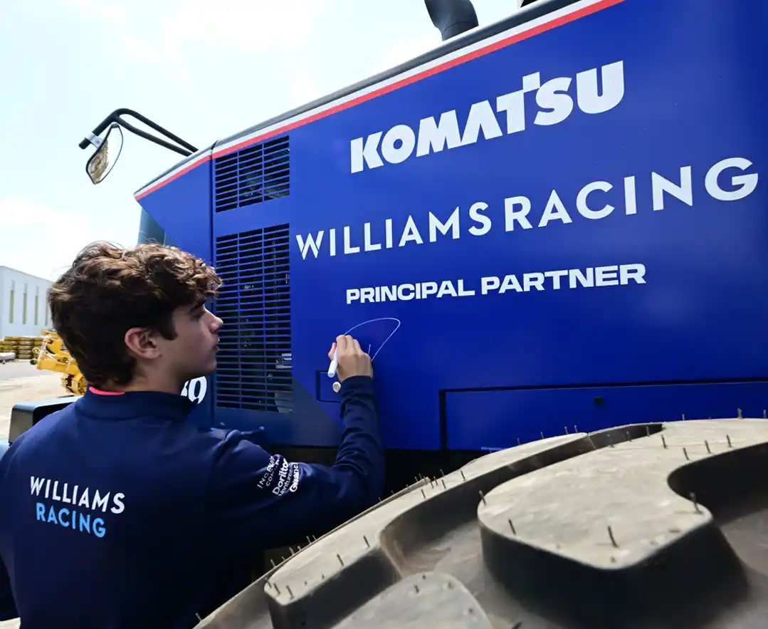 Un encuentro único: el ingeniero entrerriano Florial Crespo comparte un momento con el piloto Franco Colapinto en Brasil