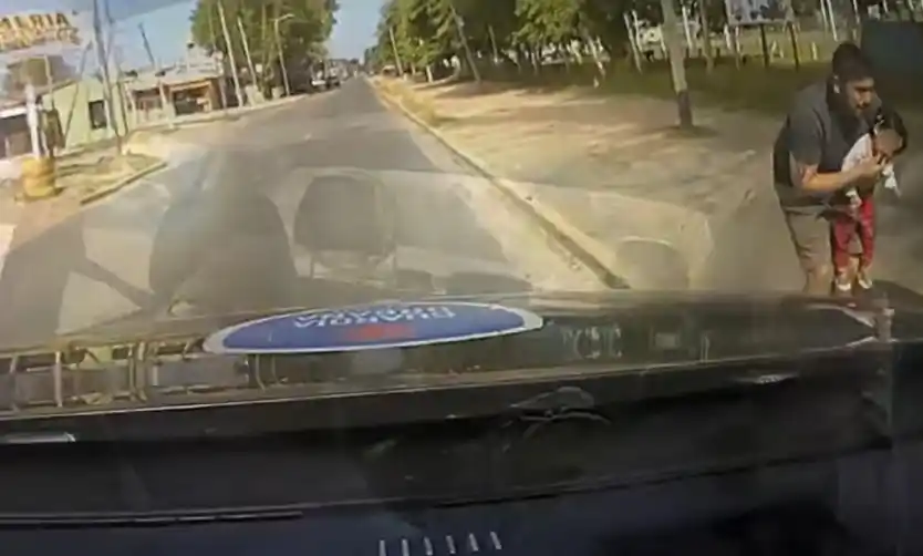 La patrulla llega al lugar donde la niña se estaba ahogando.