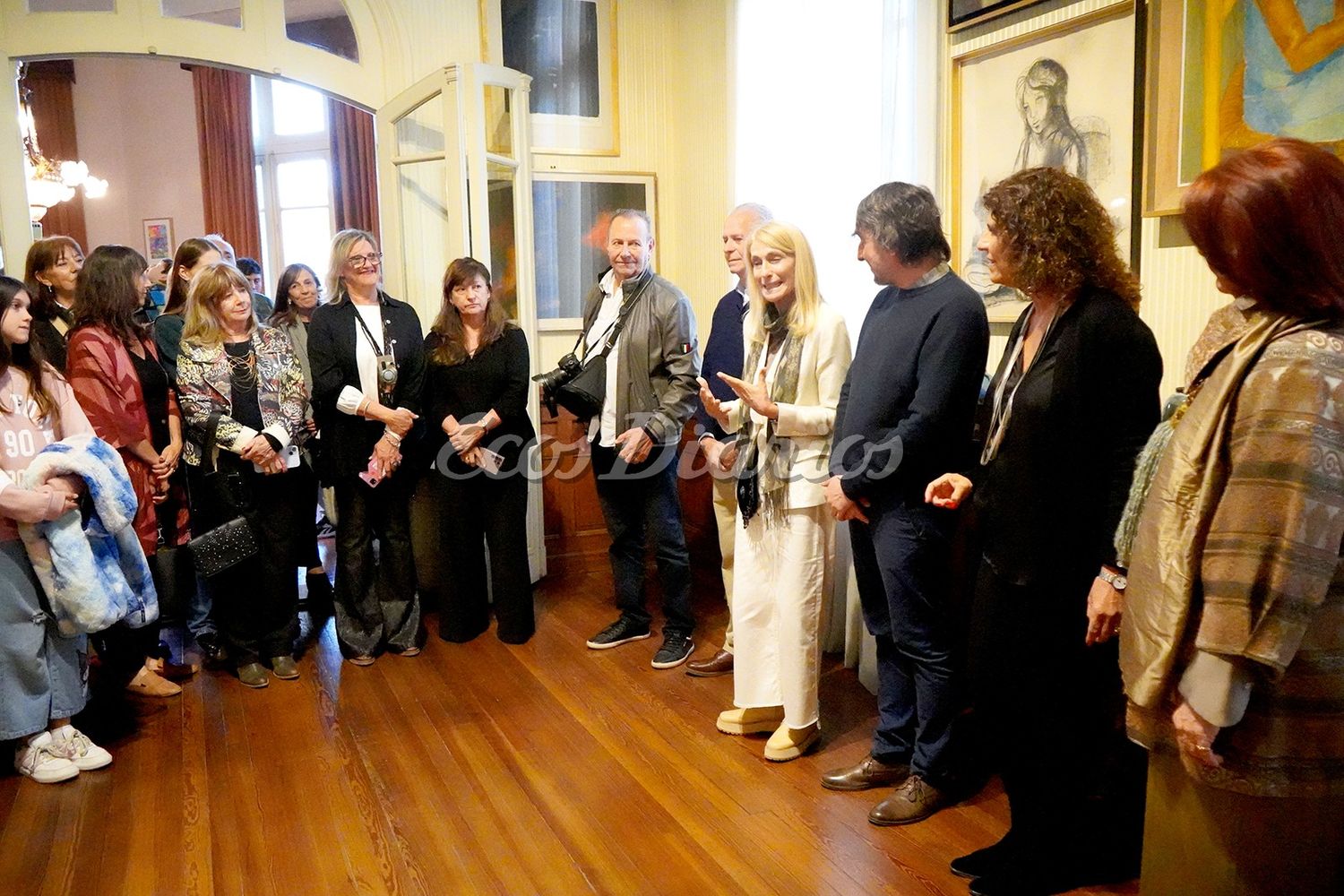 Claudia Balsategui inaugura el evento y le da la bienvenida al público
