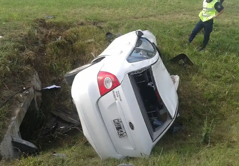 Entre Ríos: Perdió el control del auto y murió tras volcar