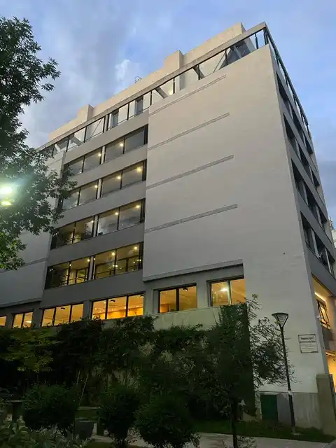 El edificio de Galatea, amplio, luminoso y rodeado de verde, fue diseñado desde el inicio para favorecer el encuentro y el movimiento.