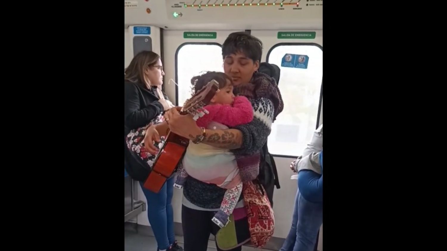 Merlina junto a Emilia, en uno de los vagones del Tren Sarmiento.