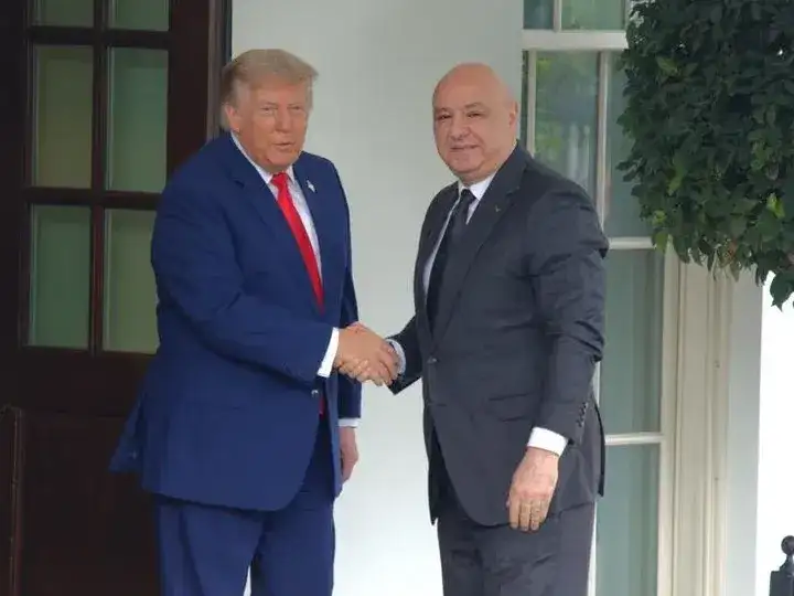 Donald Trump en una de sus últimas apariciones públicas, con el presidente del Líbano, Joseph Aoun.
