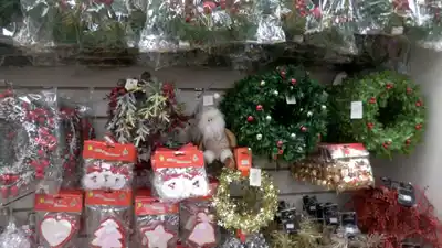 Las opciones y precios para los arbolitos y accesorios de Navidad