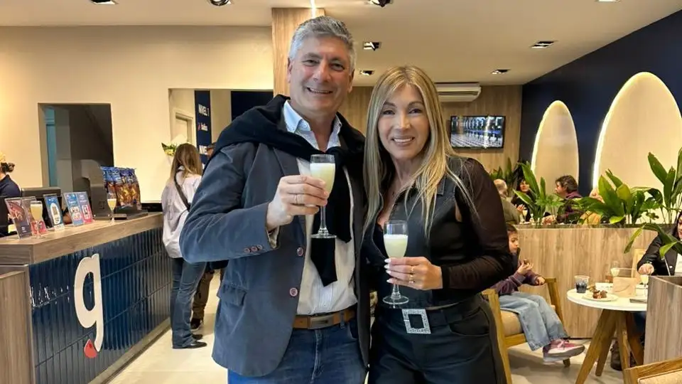 Karina Agulló y Marcelo Banchio, los franquiciados, durante el brindis de la inauguración.