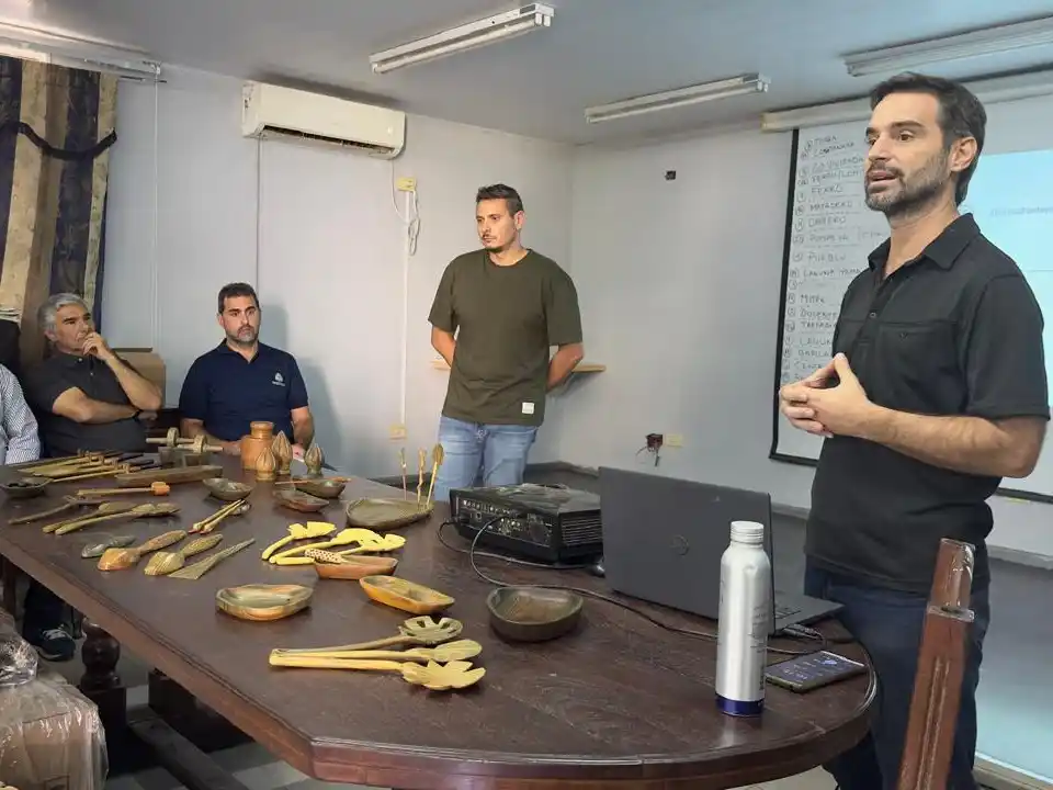 Fuerte apoyo del Estado provincial a artesanos madereros por medio de un programa de mejora de la producción