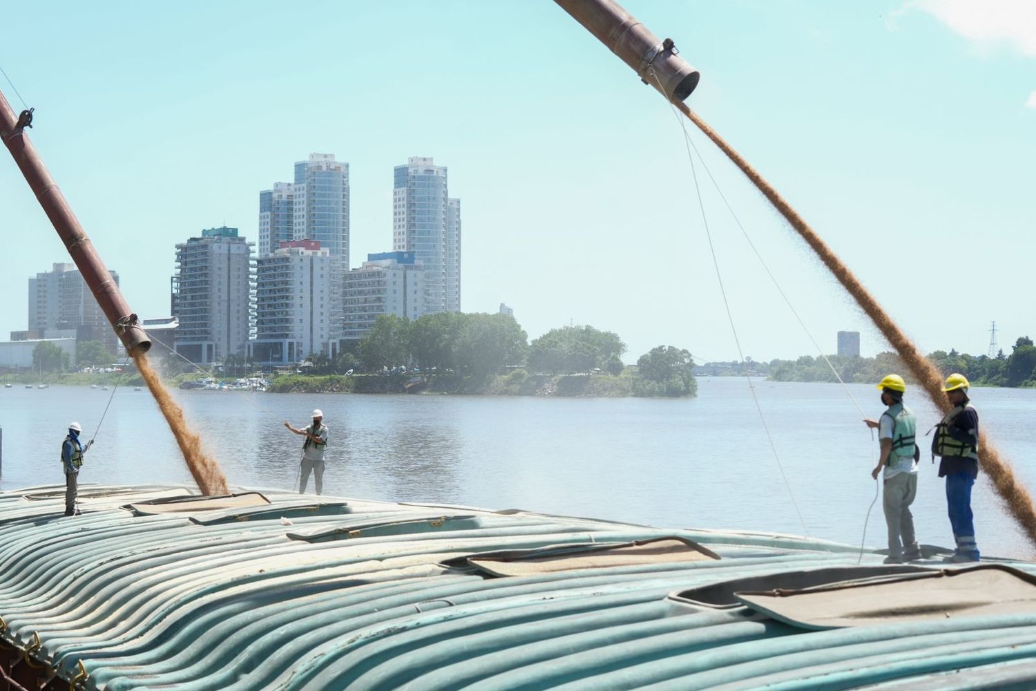 Puerto de Santa Fe: 5.000 toneladas de trigo se embarcan a San Lorenzo