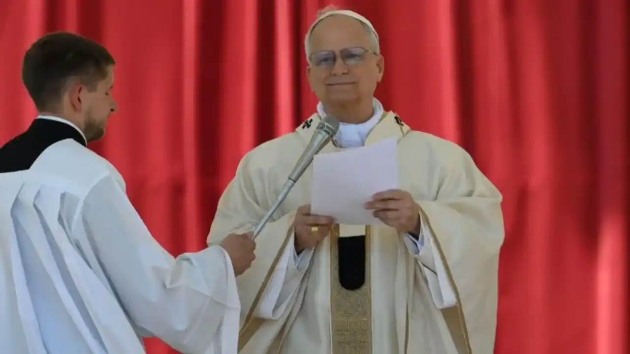 El Papa León XIV pronuncia su alocución previa al rezo mariano del Regina Caeli.