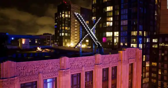 ¿SE ARREPINTIÓ? Retiran la recién instalada X en el edificio de Twitter en San Francisco  