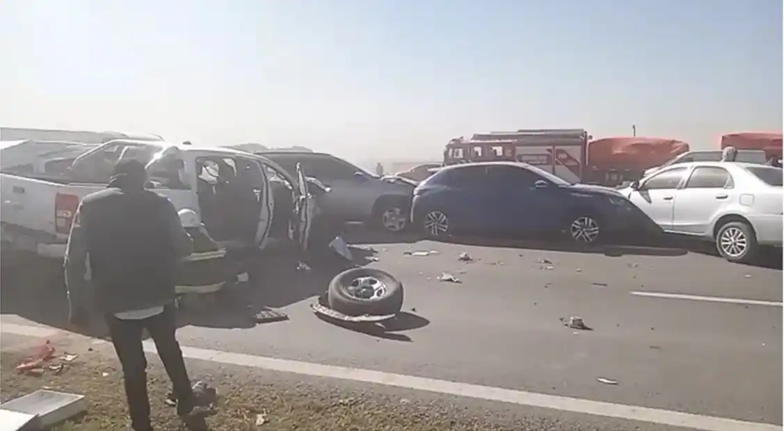 La falta de visibilidad provocó un choque múltiple en la autopista.