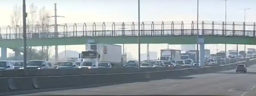 Tránsito totalmente frenado y más de 10 kilómetros de cola en la Autopista Buenos Aires- La Plata: ¿Qué pasó?