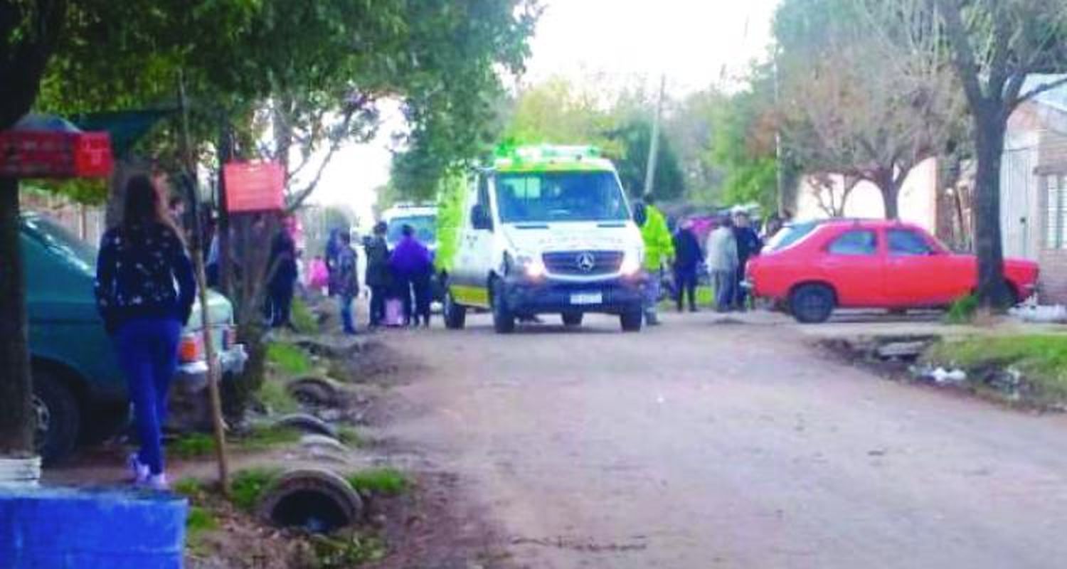 Le robaron, fue a recuperar las cosas y le pegó con un fierro en las manos al sospechoso