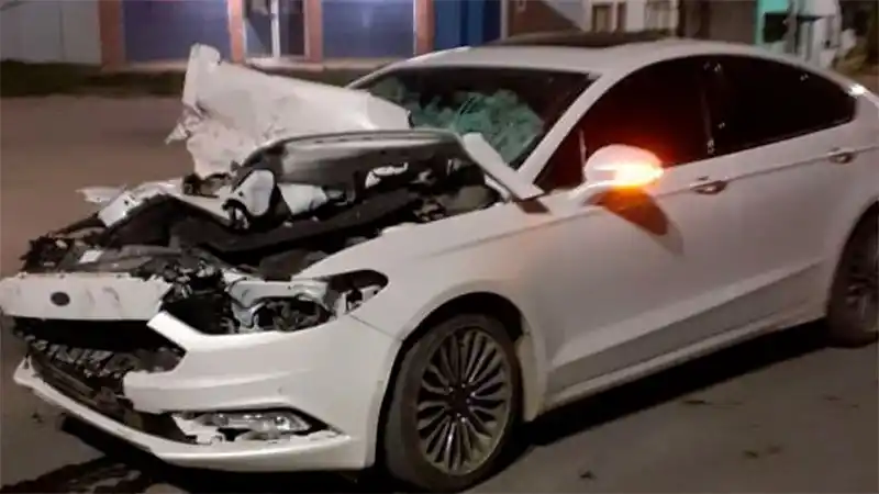pstrongemAsí quedó el Ford Mondeo tras envestir un camión./em/strong/p
