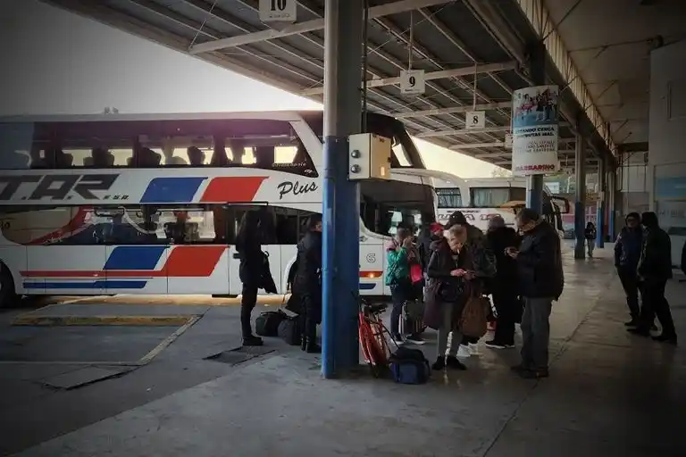 terminal de omnibus de rafaela colectivo pasaje pasajero tarde invierno