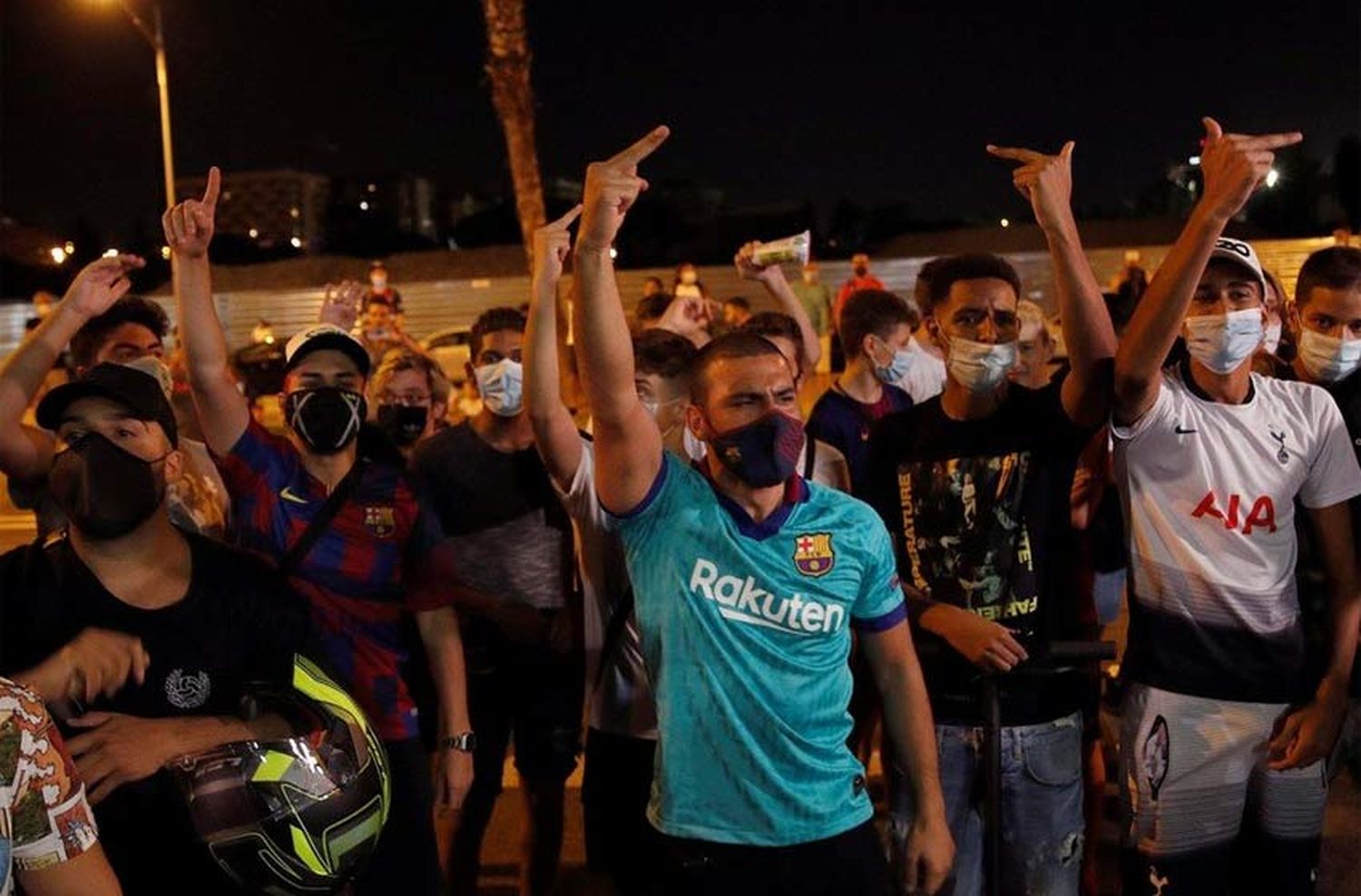 Tras el anuncio de Messi, los hinchas del Barcelona se manifestaron en el Camp Nou