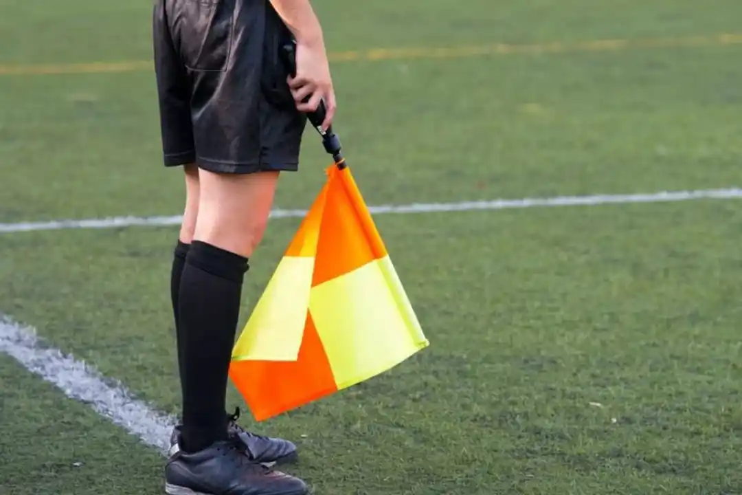 Un adolescente agredió a jueza de línea del fútbol y la dejó inconsciente