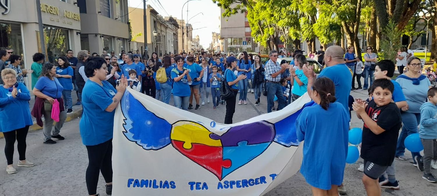 Una numerosa cantidad de vecinos participaron de la caminata.