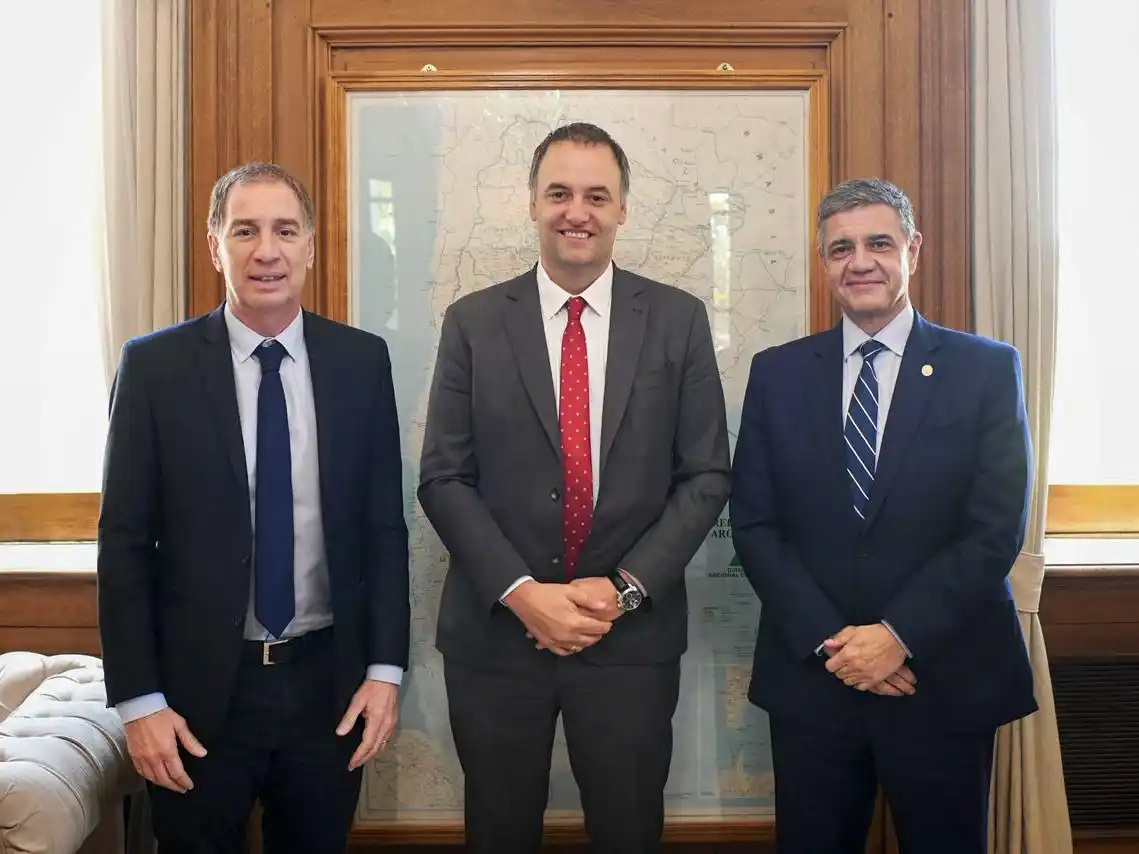 Diego Santilli, Manuel Adorni, y Jorge Macri.