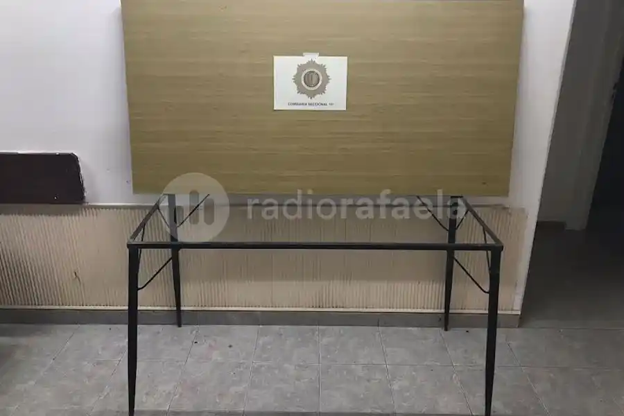 Tirada en la calle, encontraron una mesa que había sido robada a un anciano