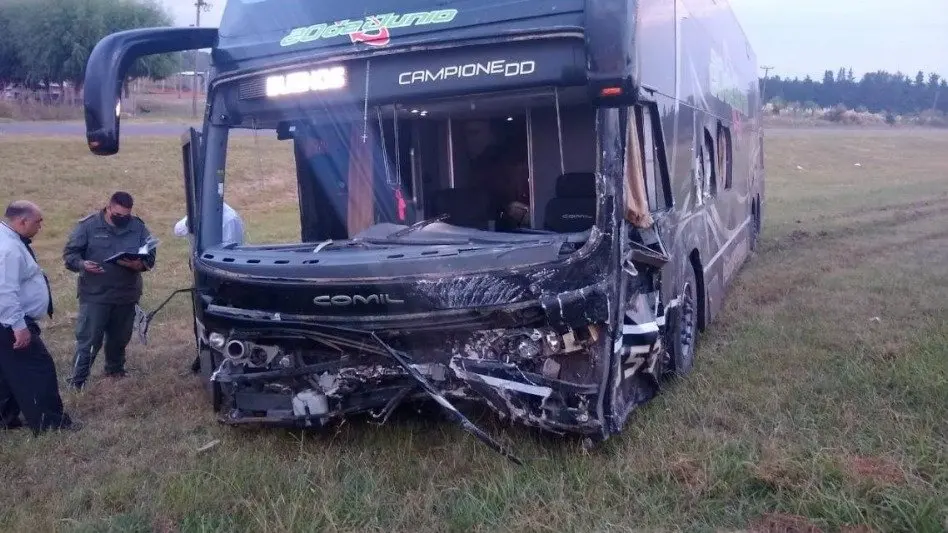 Tragedia en Ruta 9: un micro chocó con un auto y hay al menos tres muertos