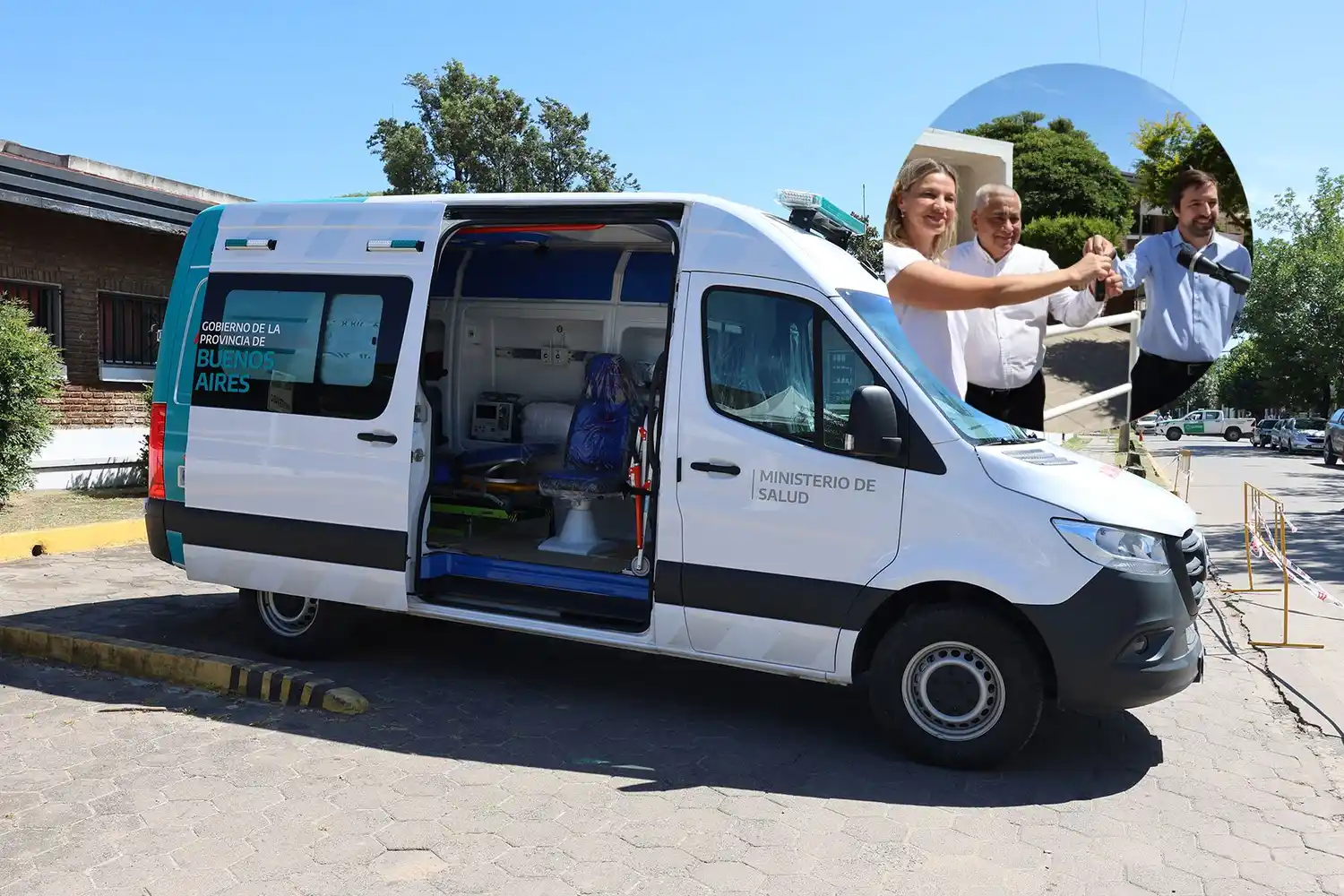 El ministro entregó las llaves de la nueva ambulancia a Salazar y Carrasco.