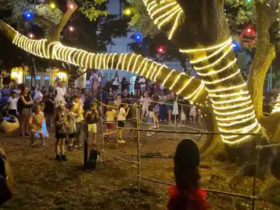 El árbol de la Plaza Independencia siendo admirado por los más chicos.