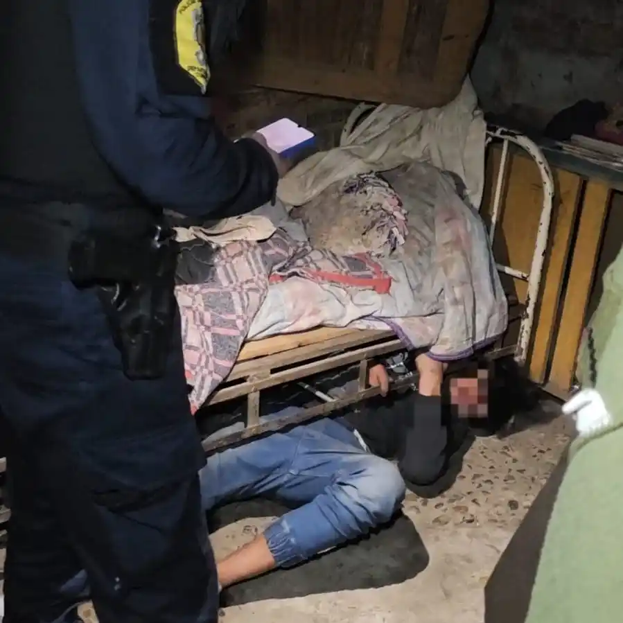 Intentó ocultarse bajo una cama, pero fue detenido en un allanamiento en el barrio San Agustín