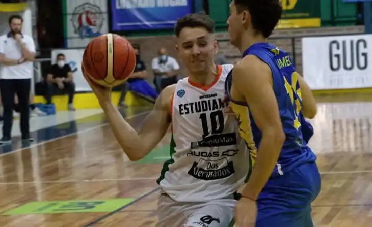 Yarza, marcado por Marco Roumec. (Foto prensa Del Progreso).