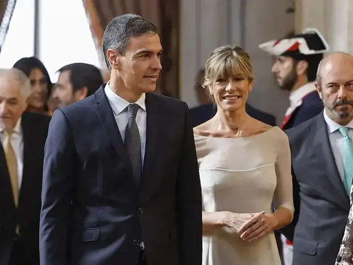 Confirman el juicio por corrupción a la esposa del presidente Sánchez