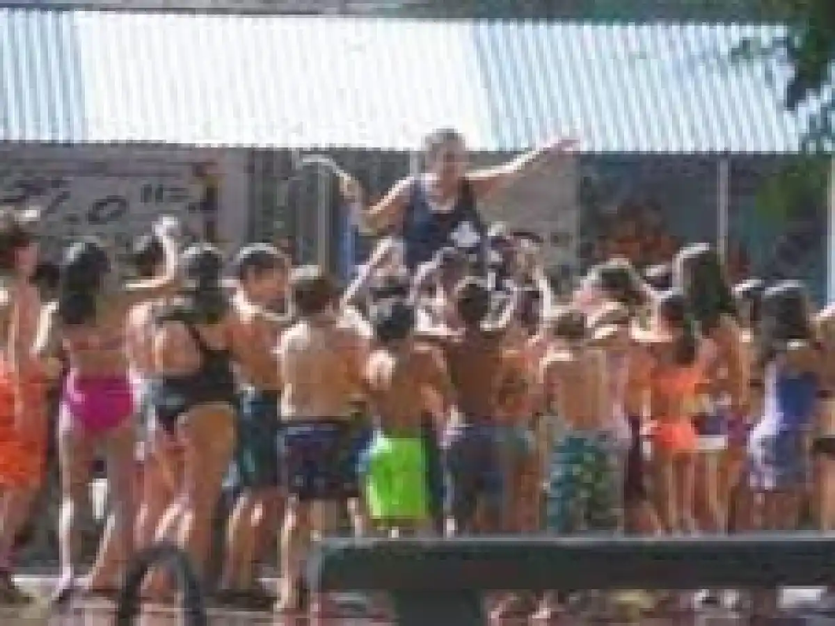 Por la ola de calor, alumnos asistieron a la escuela en malla y fueron "manguereados" por los maestros