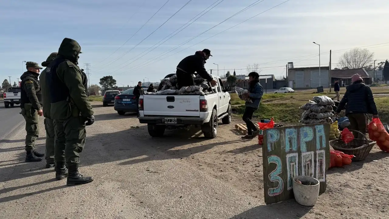 Operativo de despeje de puestos de venta ambulante sobre la banquina de la Ruta Nacional 226.