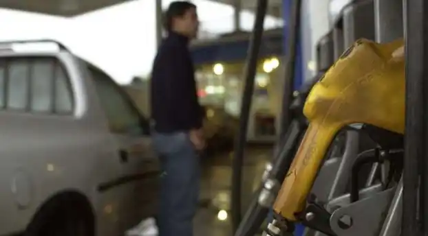 Tras la fuerte disparada del dólar, afirman que es inminente un nuevo aumento de los combustibles