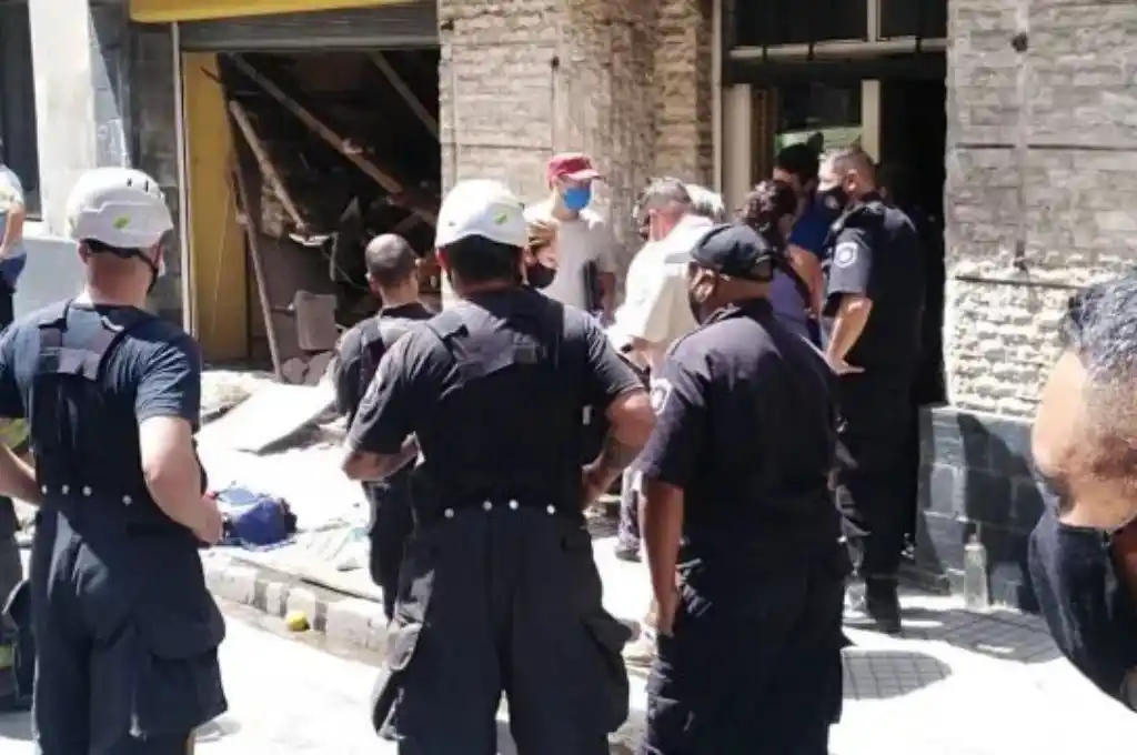Cayó el techo de una verdulería y dos personas quedaron entre los escombros