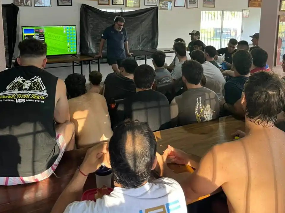 Martín Jauma, nuevo DT del Plantel Superior, en el primer contacto con sus dirigidos.