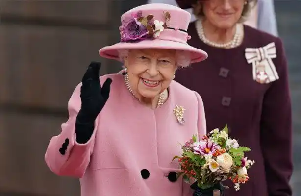 No pega una: la reina Isabel se torció la espalda