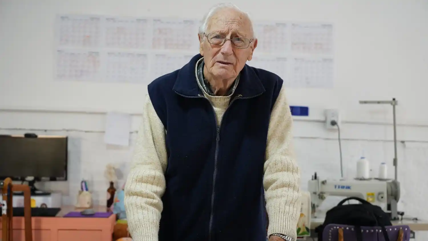 “Con precisión milimétrica y una sonrisa, Alberto Colombara, de 94 años, corta telas y rellena almohadones cada mañana en El Atelier, transmitiendo su experiencia y pasión a la nueva generación.”  (Foto Manuel Ruiz / LVSJ)