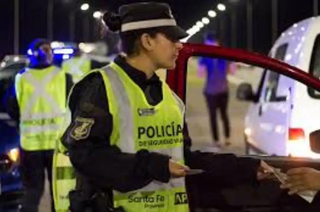 Durante la inspección del habitáculo se localizó, debajo del asiento del conductor, una bolsa plástica sellada que contenía sustancias presuntamente estupefacientes. (Foto: Santa Fe)