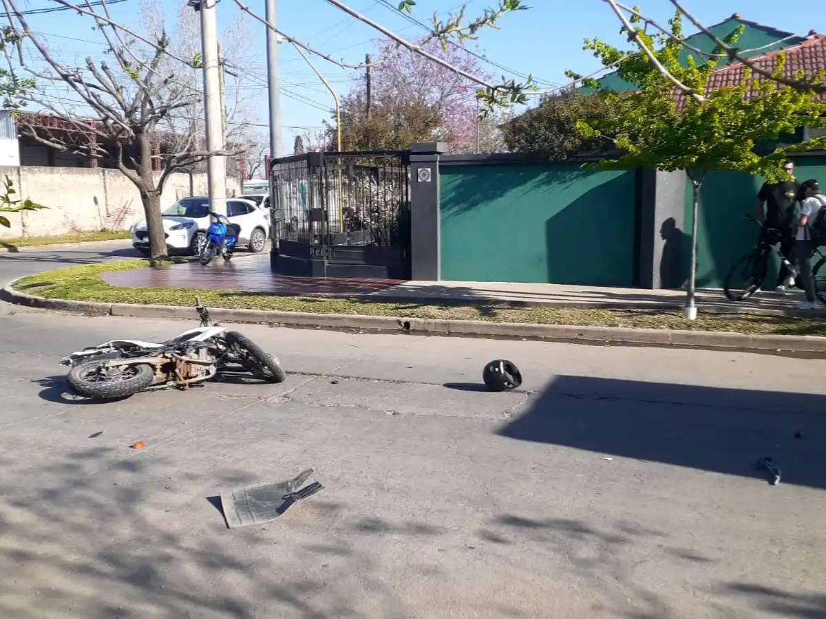 Murió motociclista al chocar con un camión en barrio Vélez Sarsfield 