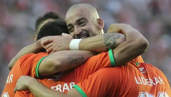 Banfield rompió el invicto de Estudiantes y le puso pimienta al torneo