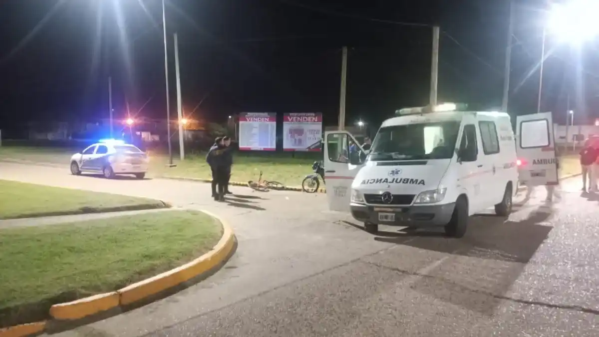 Dos menores resultaron heridos tras un choque entre un auto y una moto