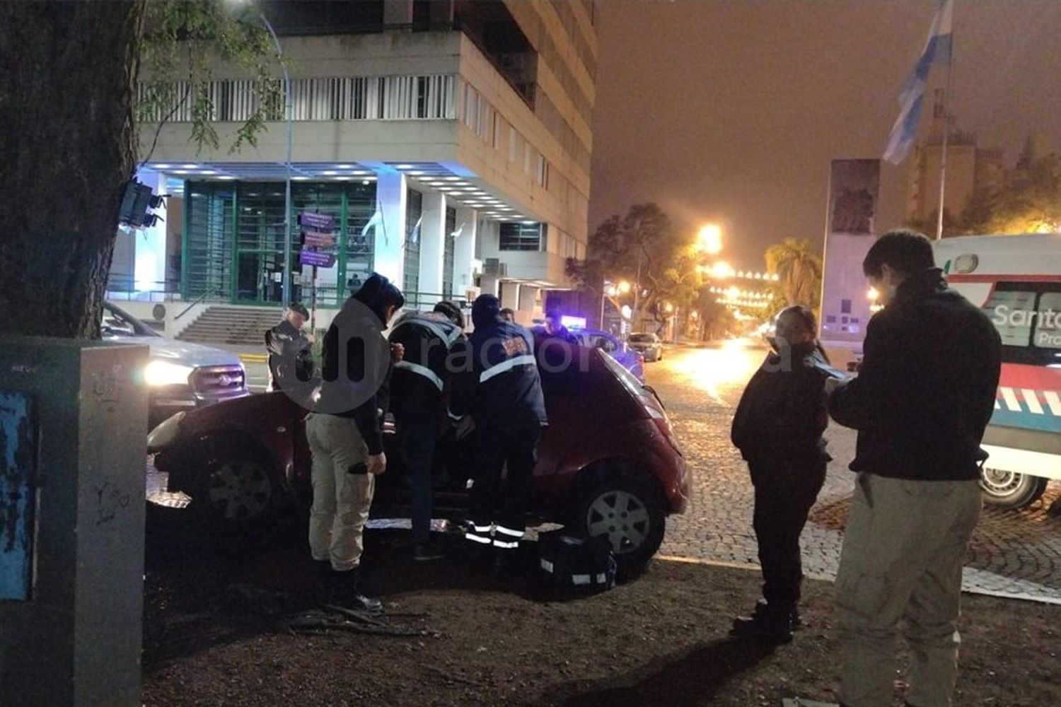 Perdió el control en pleno centro, subió con el auto a la plaza 25 de Mayo y chocó contra un árbol