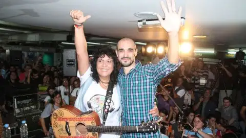 Rosana y Abel Pintos cantaron en el subte