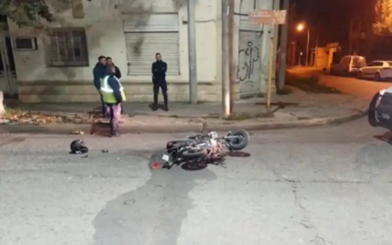 Chocaron dos motociclistas: una se fugó y la otra conductora se fracturó una pierna